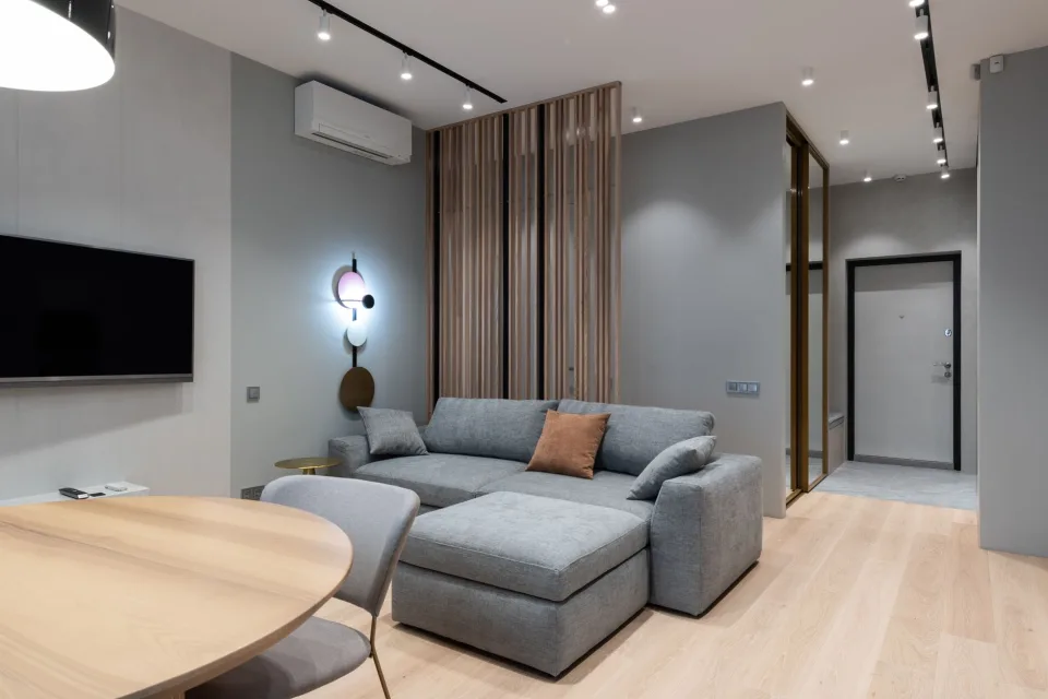Tủ lạnh đang được vệ sinh